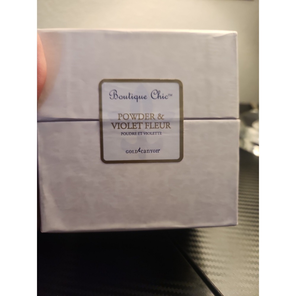 New Gold Canyon Candle "Boutique Chic " 8.5 oz "Powder & Violet Fleur" Rare OOP